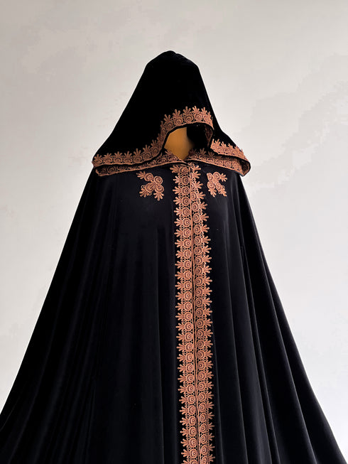 Long cape golden lace